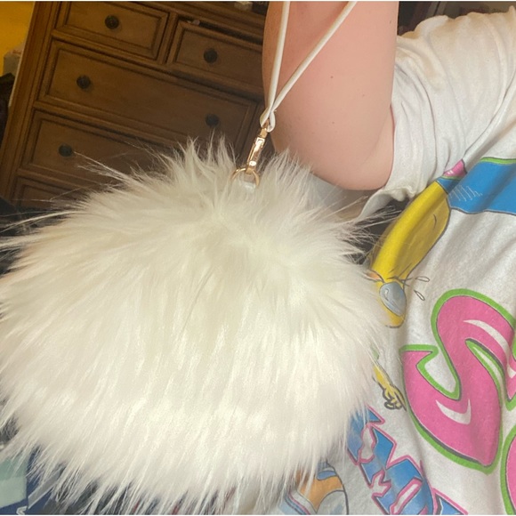 Lily Fur white faux fur flat circular wristlet - Picture 5 of 5